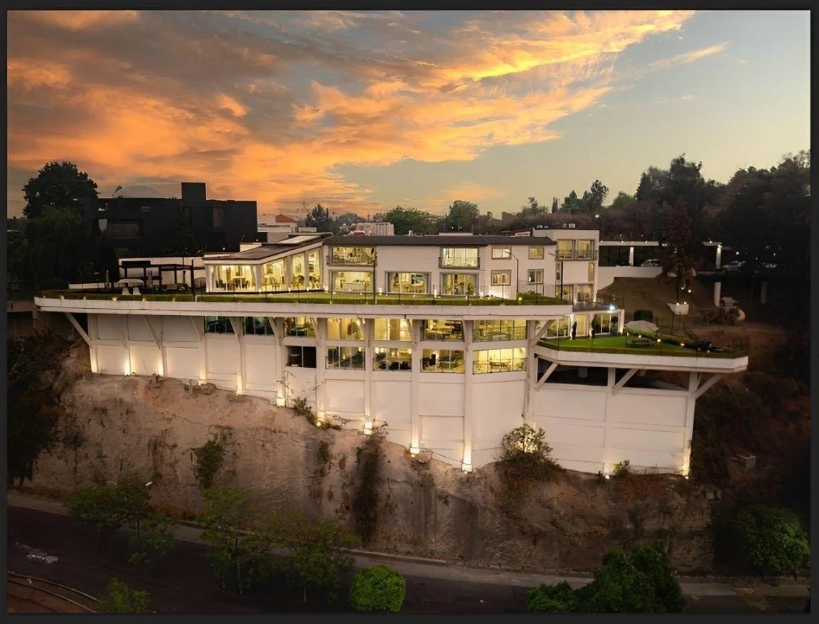 Foto 0 de Luxury Mansion in Bosques de las Lomas